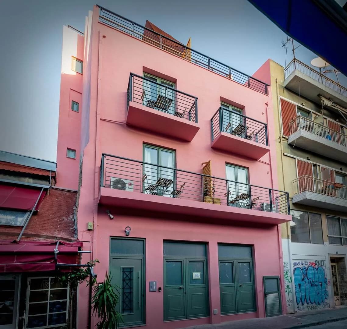 החזית הוורודה והמרפסות של Central Stay Athens ברחוב Navarchou Apostoli